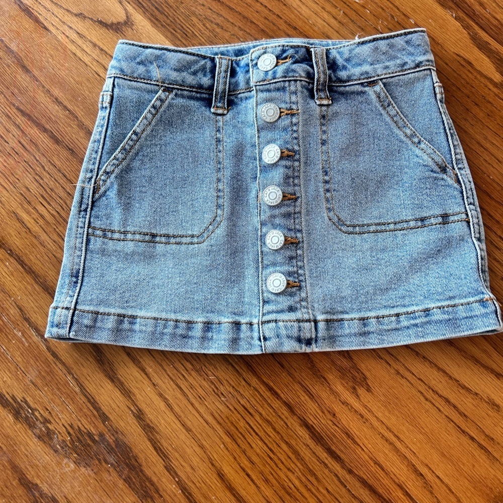 ❤️5 For $20❤️ Cat & Jack Girls Jean Skirt

Size XS (4-5)